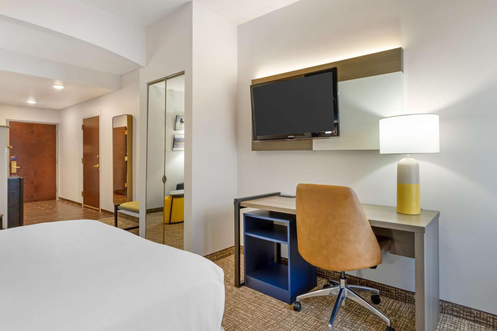 Comfort Suites East Brunswick - South River Exteriör bild